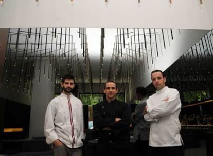 De izquierda a derecha, Ernesto Malasaña, José Luis Carabias y Miguel Díaz, <i>chefs </i>del restaurante sevillano Gastronium.