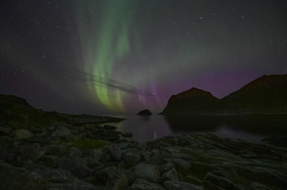 Aurora boreal en la playa de Haukland, en las islas Lofoten (Noruega), antes de los 'Lofoten Masters', el concurso de surf más septentrional del mundo.