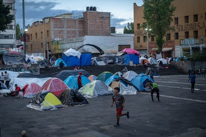 Un grupo de niños juega en el campamento montado junto a la plaza de la Soledad.