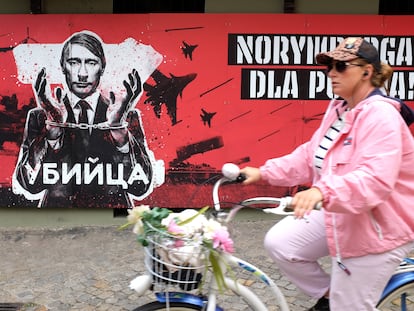 Un mural con el presidente de Rusia, Vladímir Putin, con el bigote de Hitler y las manos esposadas, en Varsovia, Polonia, el pasado 6 de agosto.