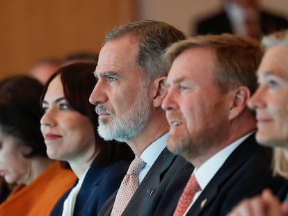 LA HAYA, 18/04/2024.- El rey Felipe VI (C), el rey Guillermo Alejandro de los Países Bajos (2d) y la ministra de Ciencia, Innovación y Universidades, Diana Morant (2i), asisten al Foro empresarial España  Países Bajos que se celebra, este jueves, en La Haya, Países Bajos. EFE/ Chema Moya
