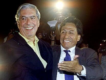 Alejandro Toledo (derecha), junto a Vargas Llosa durante el cierre de campaña en Lima.