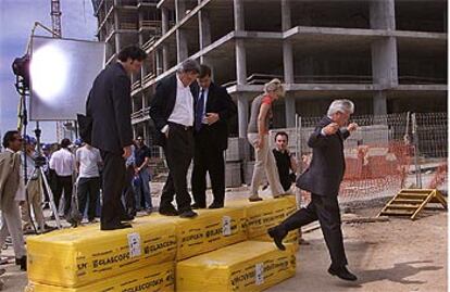 Los candidatos a la alcaldía de Barcelona posaron ayer para El PAÍS frente al edificio que albergará el centro del convenciones. Imma Mayol fue la última en colocarse y Joan Clos el primero en bajar del podio al que se les pidió que subieran para la foto. Los candidatos se mostraron relajados, pero expectantes ante lo que las urnas vayan a decir hoy.