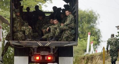 Soldados patrullan las calles de Quibdó para localizar al general Alzate