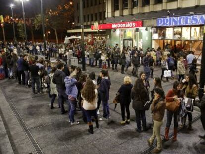 Cola, ayer, para entrar en los madrileños cines Princesa,