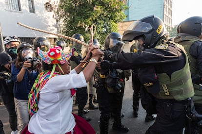 Un manifestante se enfrenta a un policía durante las protestas contra el Gobierno de Perú, el pasado 24 de enero en Lima.