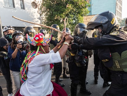 Un policía se enfrenta a un manifestante durante una gran manifestación en Lima (Perú) en contra del Gobierno, el 24 de enero.