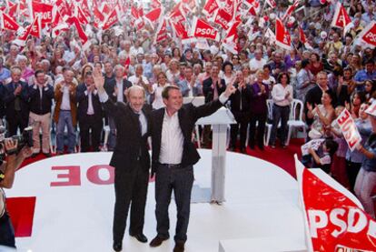 Rubalcaba (a la izquierda), con Abel Caballero, alcalde de Vigo, en un momento del mitin.