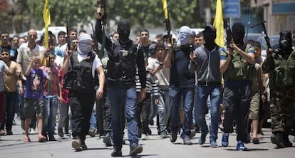 Palestinos armados en el funeral del joven tiroteado en Cisjordania.