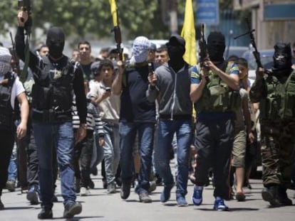 Palestinos armados en el funeral del joven tiroteado en Cisjordania.