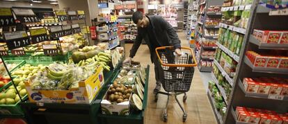 Un hombre, comprando en un supermercado. 