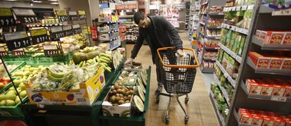 Un hombre, comprando en un supermercado.