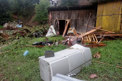 Una casa severamente dañada en el municipio de Huauchinango, en el central Estado mexicano de Puebla, por un deslave a consecuencia de la tormenta tropical Earl, este domingo 7 de agosto. El Gobierno estatal ha reportado 28 muertos hasta el momento.