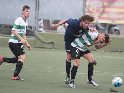 Los jugadores de la UE Sants y el FC Vilafranca disputan un bal&oacute;n en el partido disputado este lunes. 