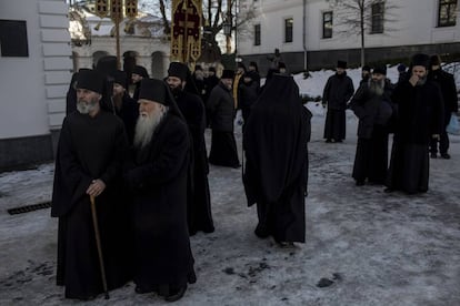 Monjes y sacerdotes ortodoxos se dirigen a la tradicional comida de la Epifanía en el monasterio de las Cuevas, en Kiev.