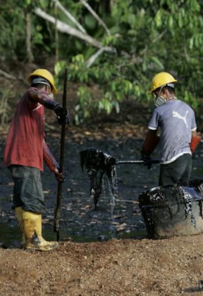 Trabajadores de Chevron limpian la zona contaminada en 2007.