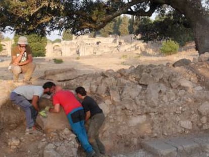 Los arqueólogos desentierran un gran sillar de la puerta oriental de la plaza de Armas.