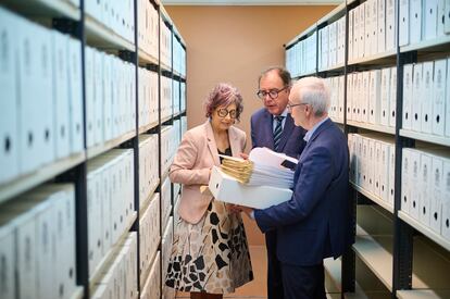 El Director del Servicio de Archivos y Patrimonio Documental, Joaquim Llansóa, la consejera de Cultura, Deporte y Turismo del Gobierno de Navarra, Rebeca Esnaola, y el secretario general de Instituciones Penitenciarias, Ángel Luis Ortiz durante la entrega al Archivo de Navarra de 40.000 expedientes de presos internados en Navarra, el día 5 de septiembre.