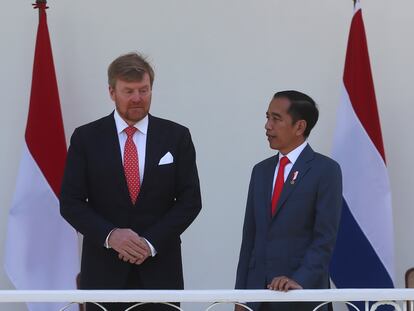 El rey Guillermo de Holanda y el presidente de Indonesia, Joko Widodo, este martes en el palacio presidencial en Bogor (Indonesia).