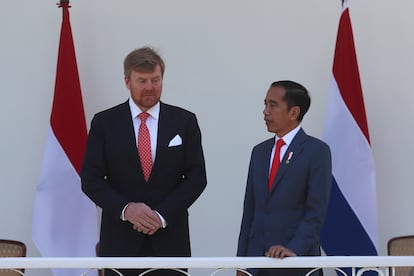 El rey Guillermo de Holanda y el presidente de Indonesia, Joko Widodo, este martes en el palacio presidencial en Bogor (Indonesia).