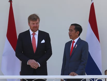 El rey Guillermo de Holanda y el presidente de Indonesia, Joko Widodo, este martes en el palacio presidencial en Bogor (Indonesia).