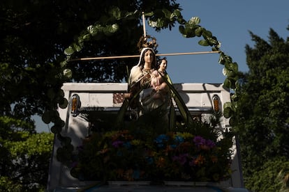 Una escultura de la Virgen del Carmen decora un camión en el desfile. Los conductores suelen pedir por su salud o economía, y le prometen a la Virgen pagar su favor decorando sus vehículos cada 16 de julio.