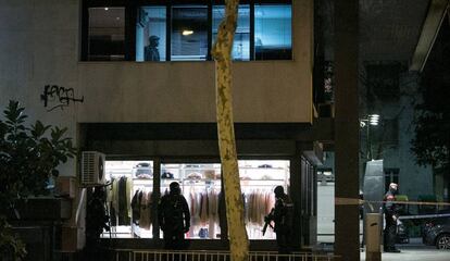 Un home va retenir durant més cinc hores la dona del consol de Mali a la seu de l'edifici a Barcelona.