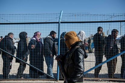 Efectivos de las FDS vigilan a los hombres evacuados del anexo para iraquíes del campo Al Hol. Durante la operación, 21 personas han sido arrestadas por su vinculación con el ISIS y posesión de material relacionado con el grupo terrorista.