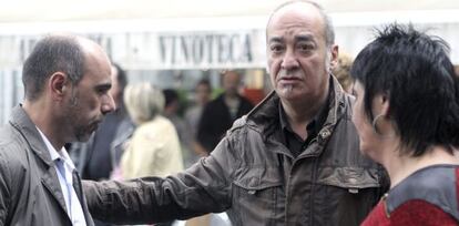 El diputado general de Gipuzkoa, Martín Garitano, junto al diputado de Innovación de Gipuzkoa, Jon Peli Uriguen, a la izquierda, este lunes en el funeral de Loli Mondragón, madre de Arnaldo Otegi. ,