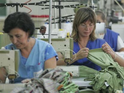 Trabajadoras de una empresa textil en Valencia, en una imagen de archivo.