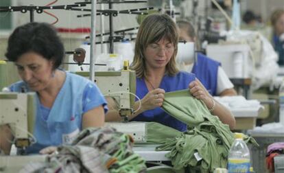 Trabajadoras de una empresa textil en Valencia, en una imagen de archivo.
