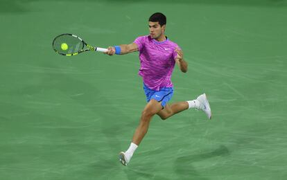 Carlos Alcaraz, durante el partido contra Arnaldi en Indian Wells.