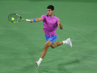 Carlos Alcaraz, durante el partido contra Arnaldi en Indian Wells.