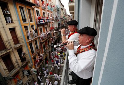 Dos gaiteros amenizan con su música, desde un balcón de la calle de la Estafeta de Pamplona, las horas previas a la celebración del tercer encierro de los Sanfermines 2019 que ha estado protagonizado por los toros de la ganadería abulense de José Escolar.
