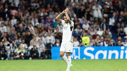 Joselu aplaudiendo a la grada tras su gol, durante el partido contra la Real Sociedad.
