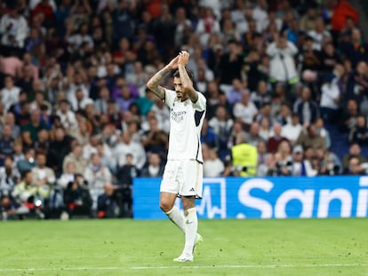 Joselu aplaudiendo a la grada tras su gol, durante el partido contra la Real Sociedad.