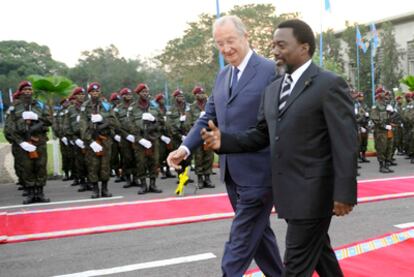 El rey Alberto II de Bélgica (izquierda), junto al presidente congoleño, Joseph Kabila, a su llegada a Kinshasa, República Democrática de Congo, en el 50º aniversario de la independencia de la ex colonia belga