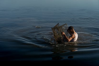 El pescador artesanal Mohamed comprueba si hay capturas en una de sus nasas.