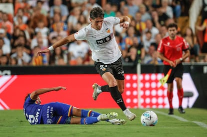 Jesús Vázquez se escapa de Luis Milla, del Getafe.