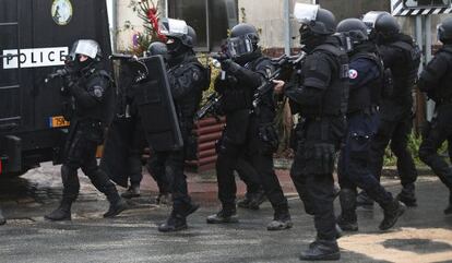 Policas franceses en Longpont, al norte de Pars.