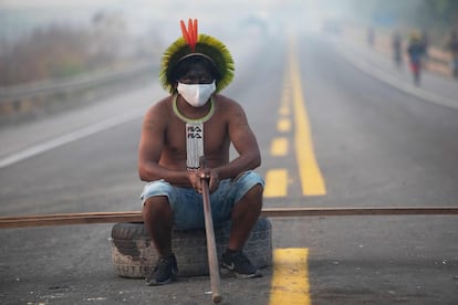 Un miembro de la tribu Kayapo se sienta en una carretera bloqueada durante una protesta en las afueras de Novo Progresso, en el estado de Pará (Brasil).