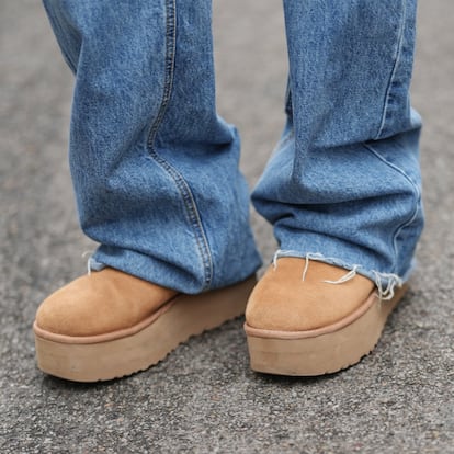 Artículo de EL PAÍS Escaparate sobre unos botines de borreguito para mujer que aportan gran calidez.