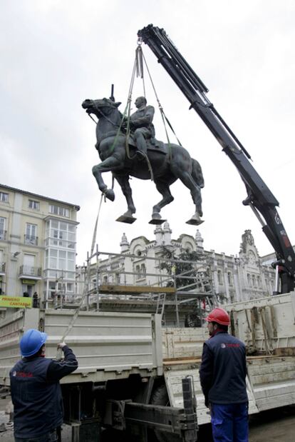 Retirada de la estatua ecuestre de Francisco Franco, en Santander en 2008.