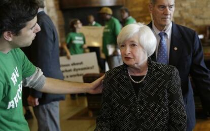 Janet Yellen, presidenta da Reserva Federal, fala com um manifestante.