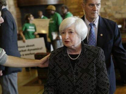 Janet Yellen, presidenta da Reserva Federal, fala com um manifestante.