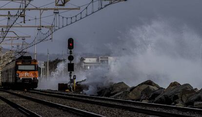 Las olas invaden las vías de la R1 de cercanías en el Maresme, este lunes.