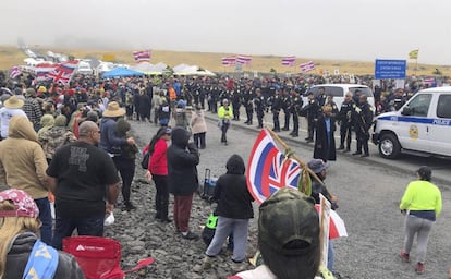 Campamento de los opositores al TMT al pie de Mauna Kea, con banderas del Estado del revés en señal de protesta.