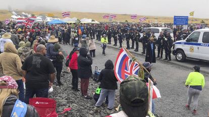 Campamento de los opositores al TMT al pie de Mauna Kea, con banderas del Estado del revés en señal de protesta.