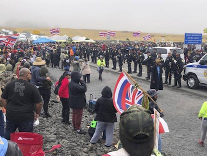 Campamento de los opositores al TMT al pie de Mauna Kea, con banderas del Estado del revés en señal de protesta.
