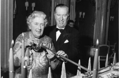 Agatha Christie y Peter Saunders cortan una tarta de media tonelada en el décimo aniversario de la obra